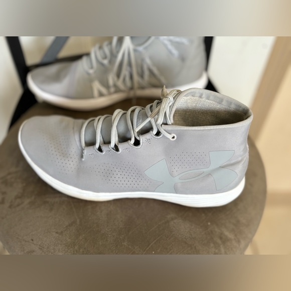 Size 10.5 Under Armour gray/ white Street Precision Mid Running shoes - Picture 5 of 7